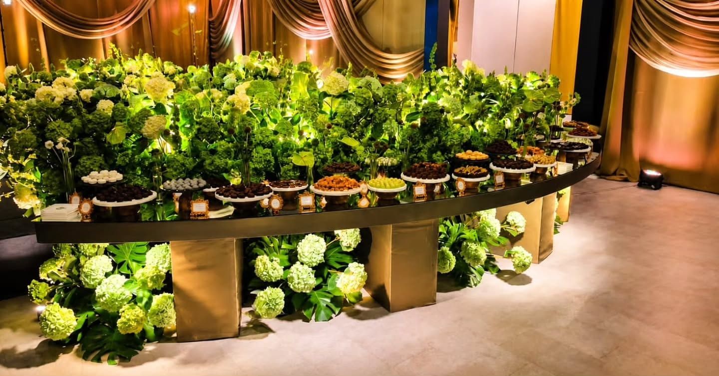 Detalle de la mesa de postres con hortensias y follaje
