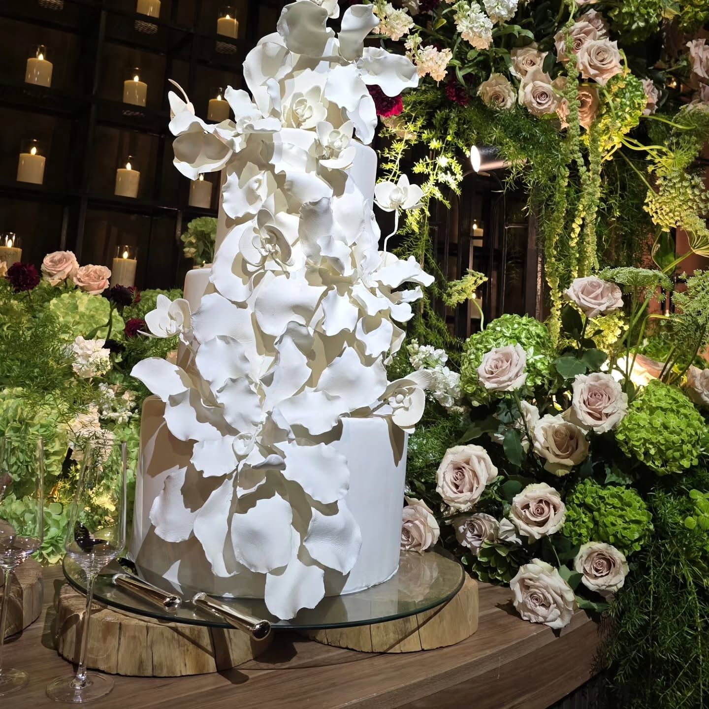 Pastel decorado con orquídeas blancas junto a rosas